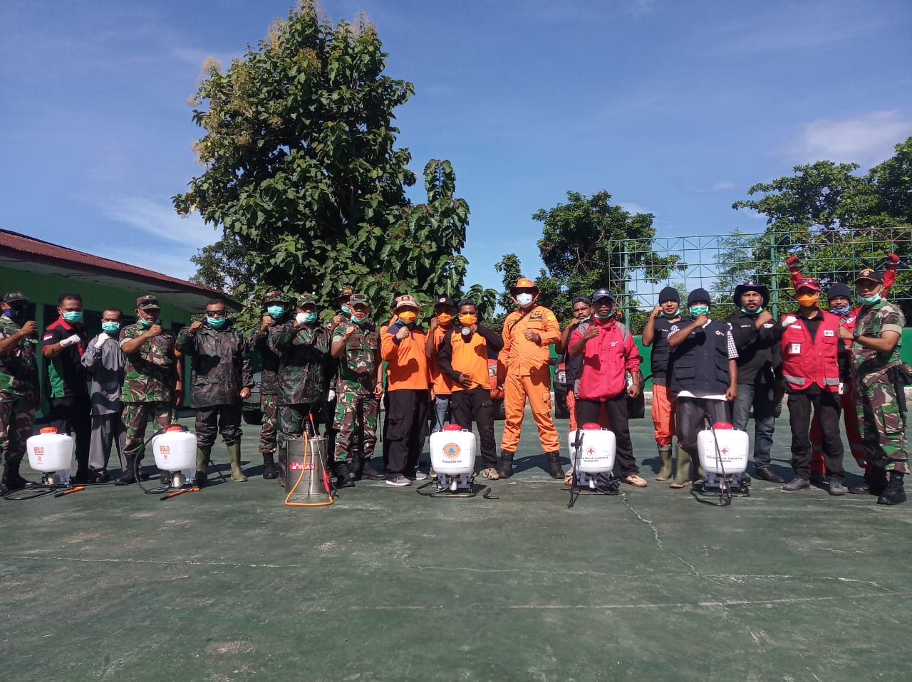 Cegah Covid – 19, Aparat Gabungan TNI POLRI Berkerja Sama Dengan BPBD, Basarnas dan PMI Kab. Alor Laksanakan Penyemprotan Desinfektan