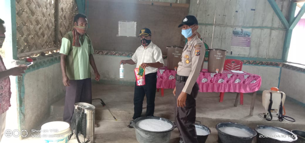 Tim Gabungan Para Medis, Anggota Polsek Alsel Dan Perangkat Desa Lella Sediakan Hand Sanitizer Dan Tempat Cuci Tangan Kepada Masyarakat