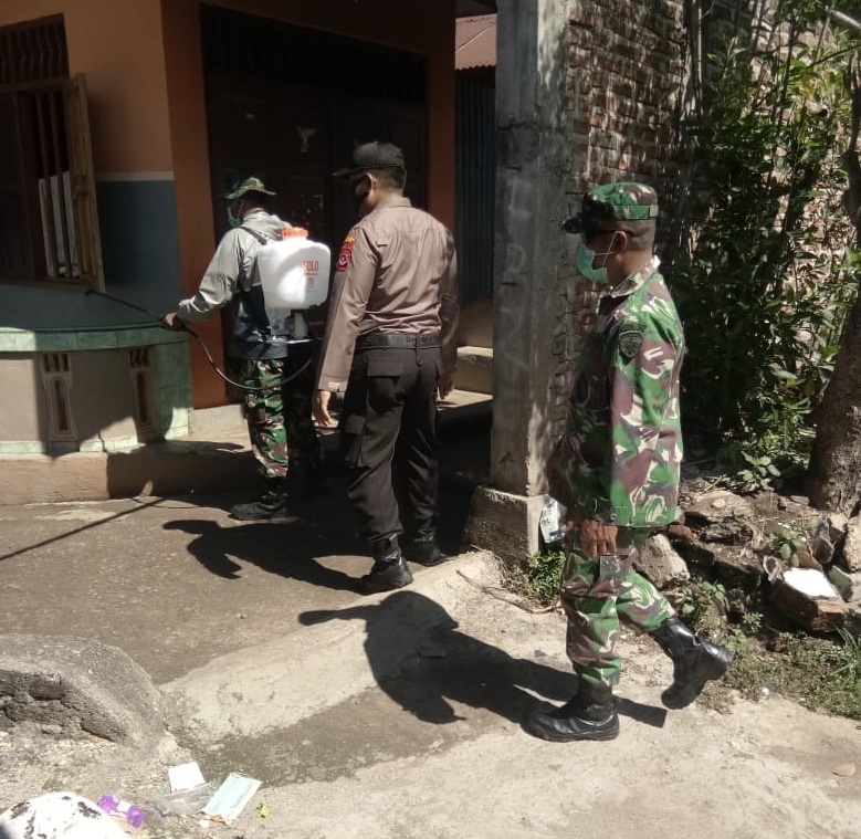 Sinergitas TNI Polri Lakukan Penyemprotan Cairan Disinfektan